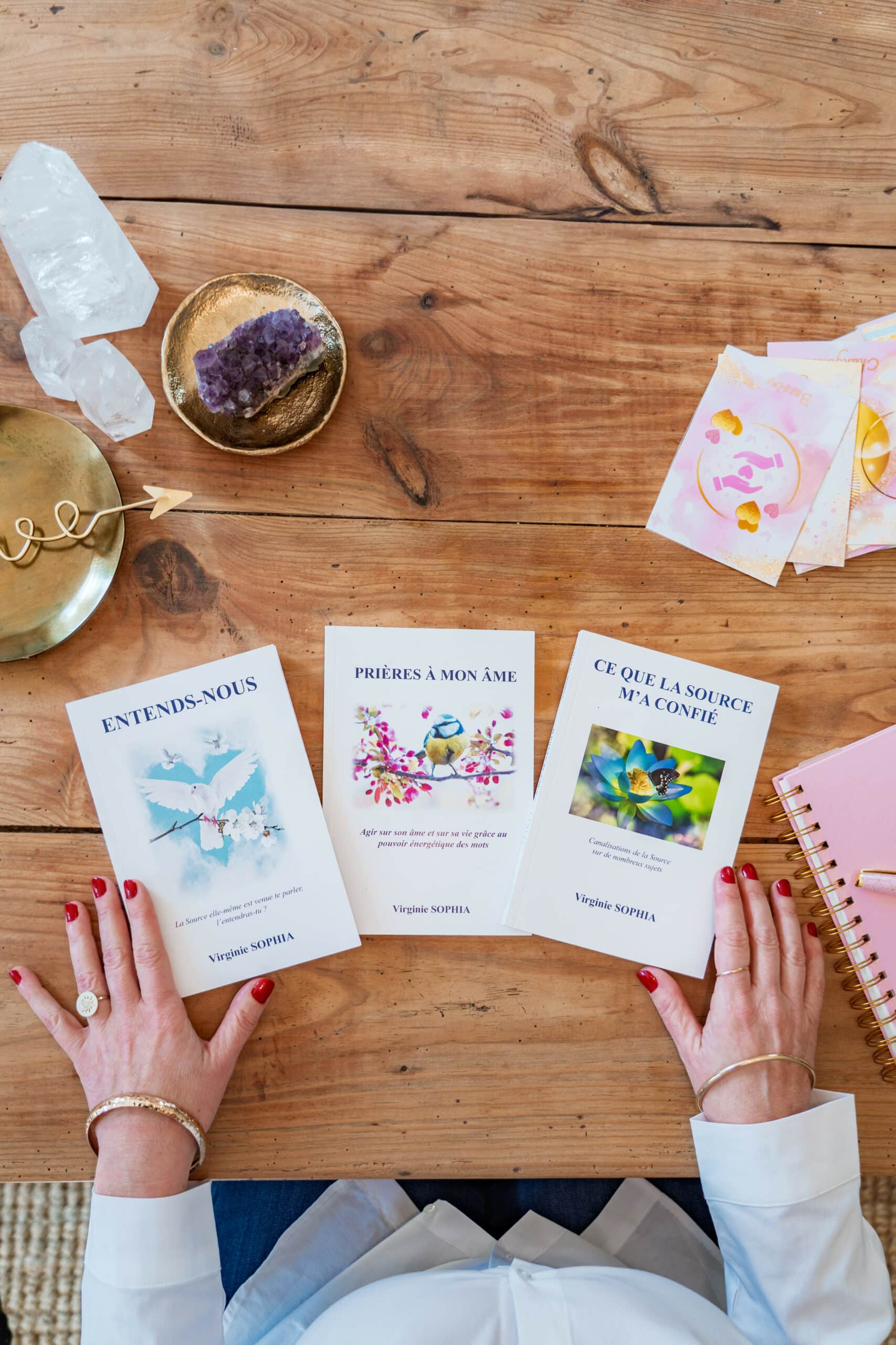 Les livres canalisés de Virginie Sophia posés sur une table en bois