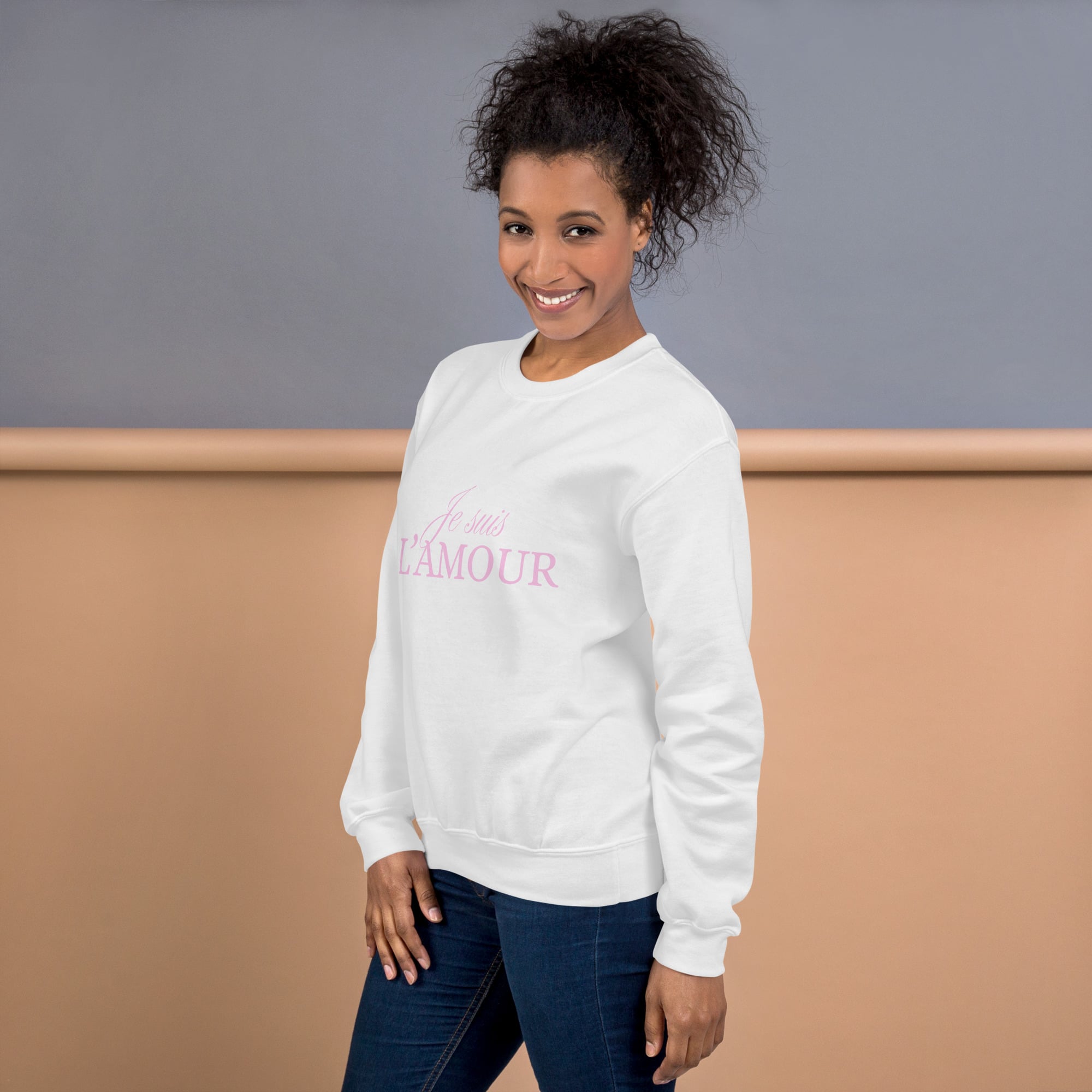 Sweat Unisexe à Col Rond Rose pâle – Image 3