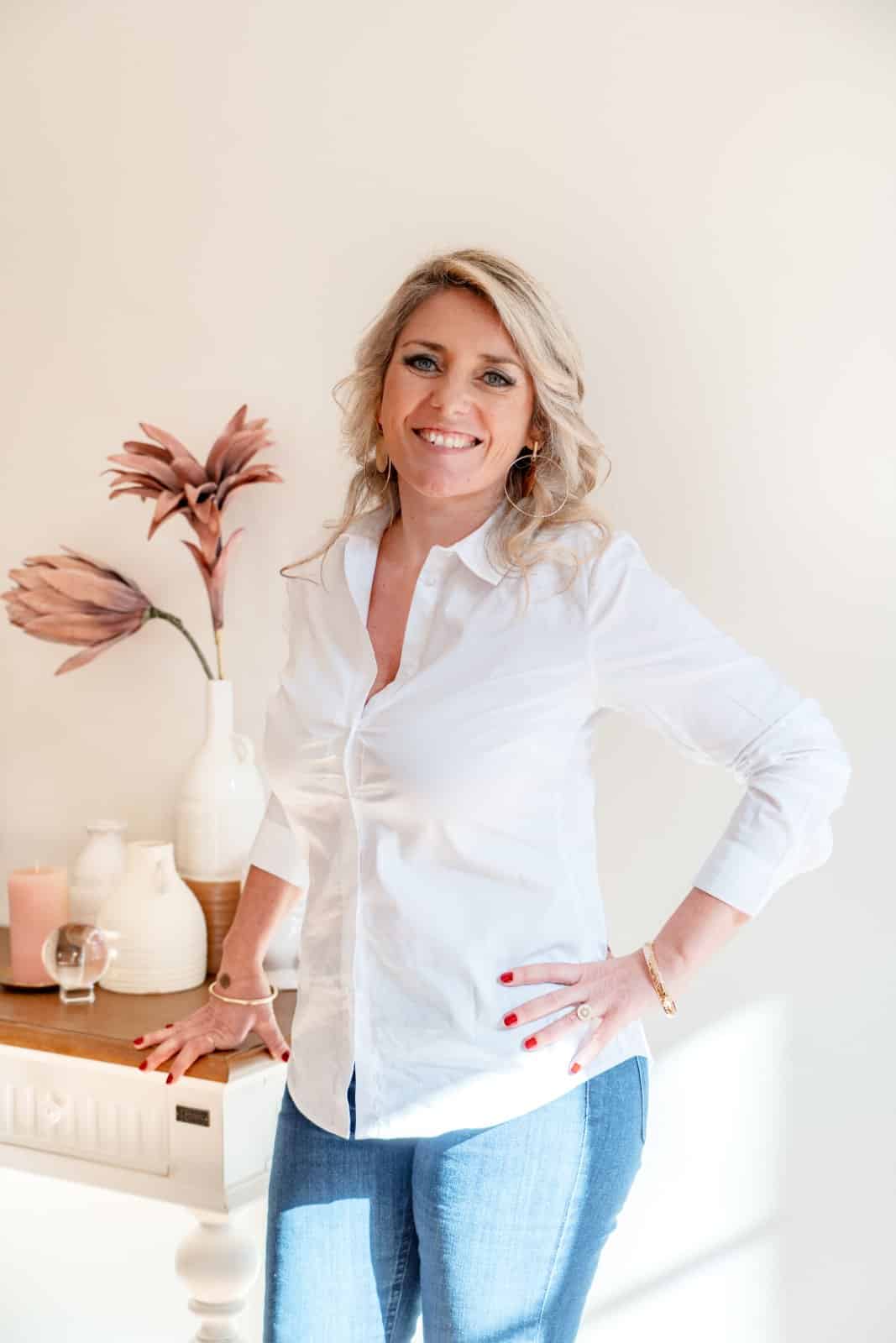 Virginie Sophia souriante, en chemise blanche