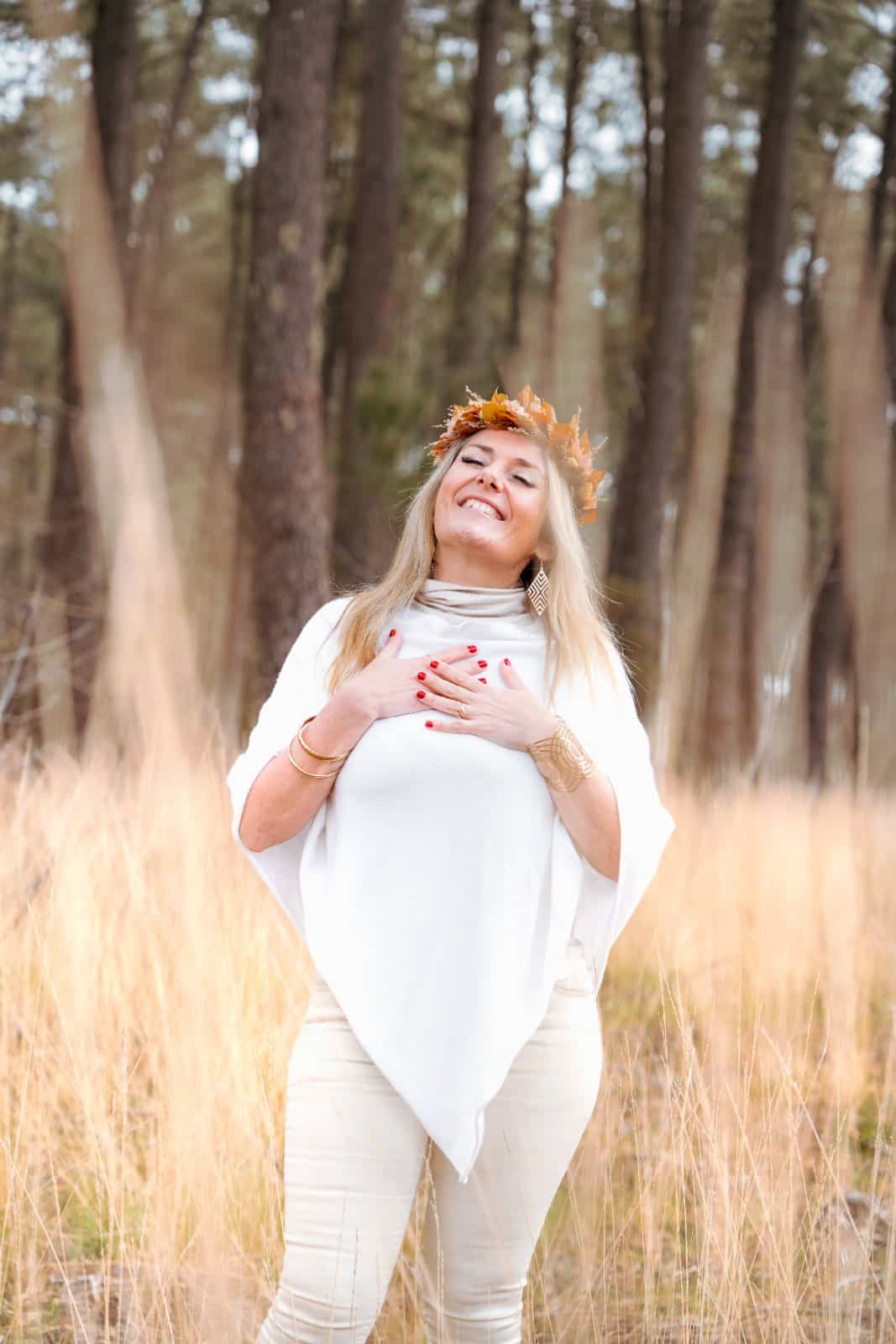 Virginie Sophia dans une forêt baignée de lumière