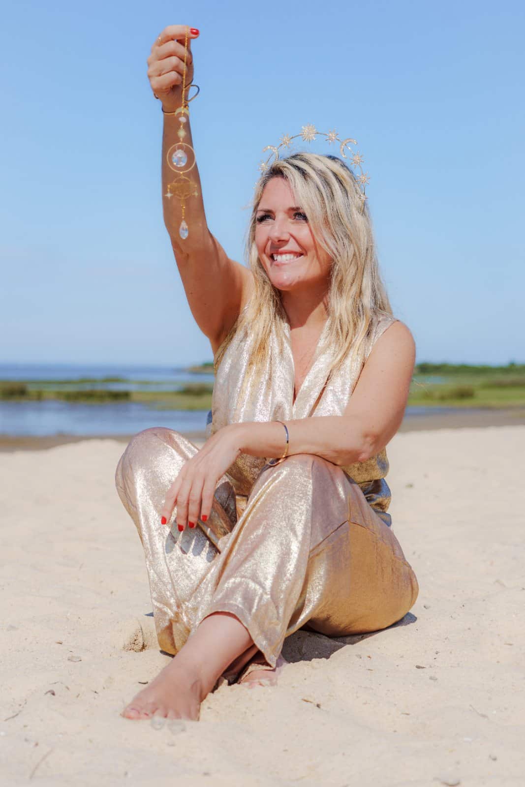 Virginie Sophia, rayonnante au bord de la mer