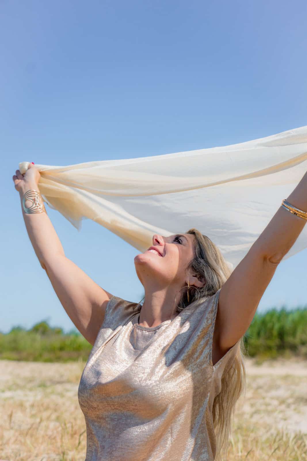 Virginie Sophia, voile lumineux levé vers le ciel